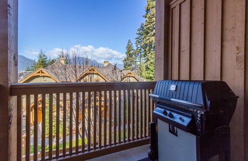 Blackcomb House | Ski in Ski out Minutes From Village, Private Hot Tub Sleeps 6 Free Shuttle