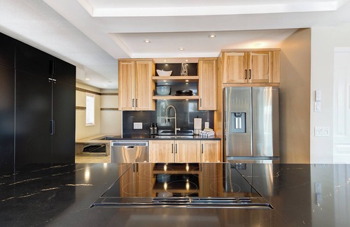 Big White Ski Resort House | Ski To/From, 5 Bedroom, Hot Tub, Walk to Village Chalet.