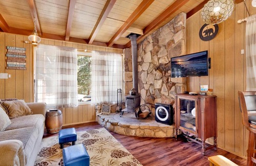 Big Bear Lake Ski Chalet | Ski View Chalet by Big Bear Vacations Central Moonridge Hillside Retreat