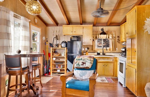 Big Bear Lake Ski Chalet | Ski View Chalet by Big Bear Vacations Central Moonridge Hillside Retreat