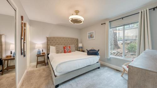Incline Village House | Ski Way by AvantStay Cozy Tahoe Home w Fireplace Balcony