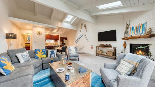 Incline Village House | Ski Way by AvantStay Cozy Tahoe Home w Fireplace Balcony