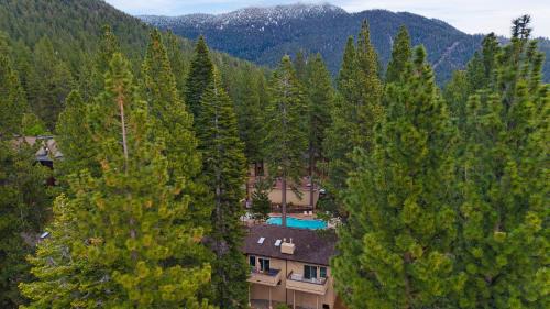 Incline Village House | Ski Way by AvantStay Cozy Tahoe Home w Fireplace Balcony