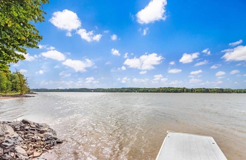 Mosinee Cabin | Skipping Rock Retreat, Mosinee WInCompletely updated lakefront get-away.