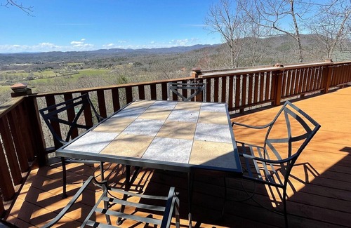 Upper Peachtree Ski Chalet | Sky High - beautiful long range mountain views!
