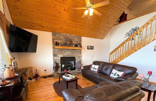 Upper Peachtree Ski Chalet | Sky High - beautiful long range mountain views!