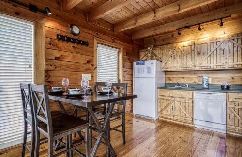 Gatlinburg - Pigeon Forge House | Sky View- Mountain Views, Hot Tub, 560 FREE tickets each paid day!