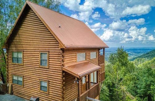 Gatlinburg - Pigeon Forge House | Sky View- Mountain Views, Hot Tub, 560 FREE tickets each paid day!