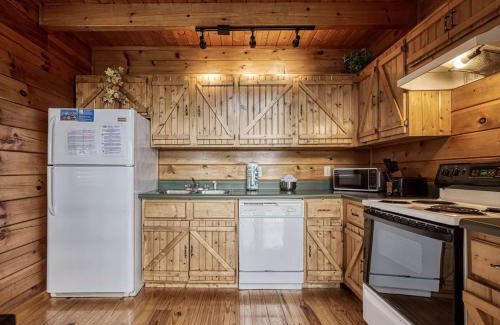 Gatlinburg - Pigeon Forge House | Sky View- Mountain Views, Hot Tub, 560 FREE tickets each paid day!