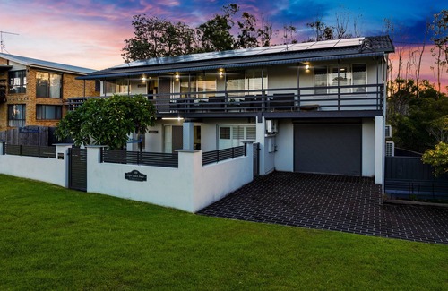 Malua Bay House | Skyes Beach House - Upstairs Accommodation