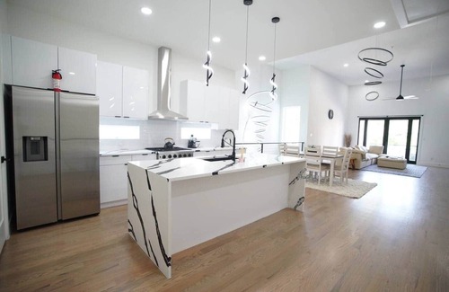 Old East Dallas Villa | Skyline Gem Dallas - 3BR Villa with Penthouse Loft
