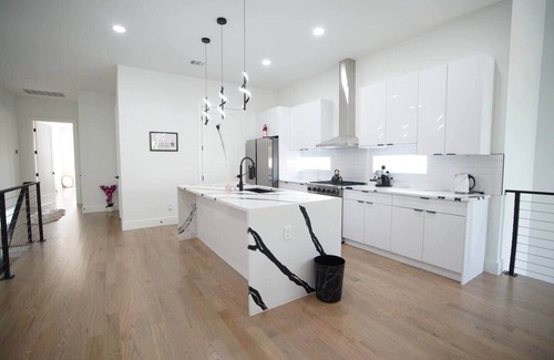 Old East Dallas Villa | Skyline Gem Dallas - 3BR Villa with Penthouse Loft