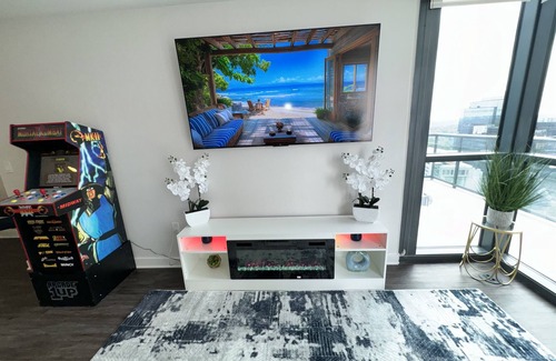 Lenox Apartment | Skyline Luxe | Large Balcony | Mondern Comfort | Pool