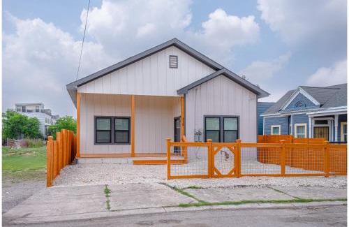 Near East Side Apartment | Skyline Retreat 3BR-3BA w Stunning Views Near DT