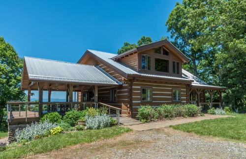 Weaverville Cabin | Skyline View Lodge | Log Cabin with Covered Deck & Sweeping Views