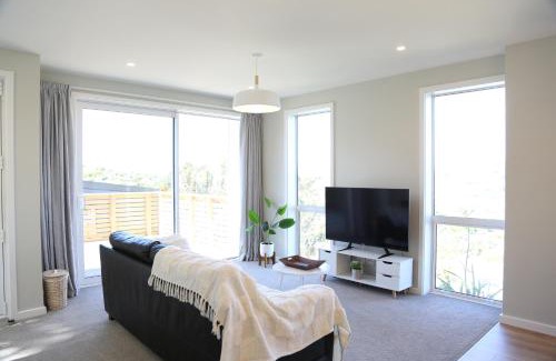 Johnsonville House | Skyline Vista - Entirely New House with Luxe Views, Espresso, Netflix & Free Parking