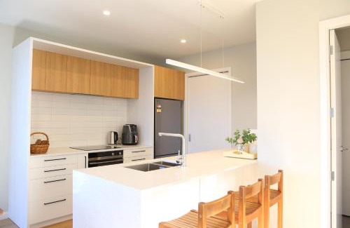 Johnsonville House | Skyline Vista - Entirely New House with Luxe Views, Espresso, Netflix & Free Parking