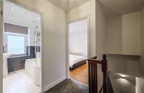 Ainley Top House | Sleek 2B/1B Retreat in Lindley, Huddersfield