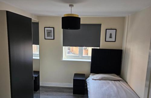 Purfleet Apartment | Sleek 4 bed Apartment with 2 bathrooms