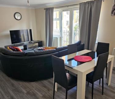 Purfleet Apartment | Sleek 4 bed Apartment with 2 bathrooms