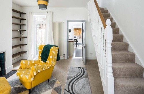 Tottenham House | Sleek and Sophisticated 2BD Home Tottenham