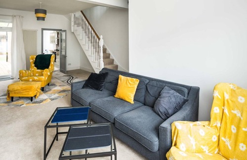 Tottenham House | Sleek and Sophisticated 2BD Home Tottenham