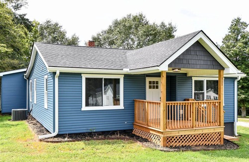 Travelers Rest House | ♥Sleek Swamp Rabbit Trail Base Camp near downtown♥