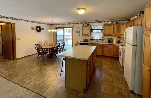 Hayward Cabin | Sleeps 10, Dog Friendly, Great Family Getaway!