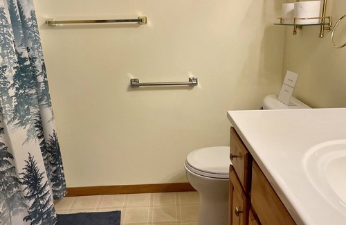 Hayward Cabin | Sleeps 10, Dog Friendly, Great Family Getaway!