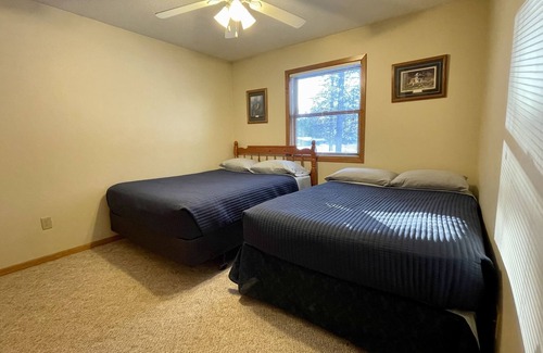 Hayward Cabin | Sleeps 10, Dog Friendly, Great Family Getaway!