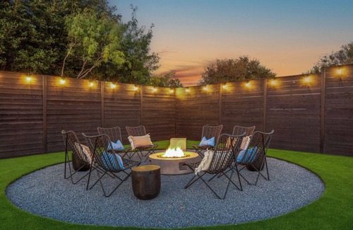 Riverside House | Sleeps 14 + heated Pool + Spa + Cabanas + Speakeasy + 5 minutes to downtown