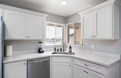Glendale House | Sleeps 16 | Heated Pool, Putterball & Bocce Fun!