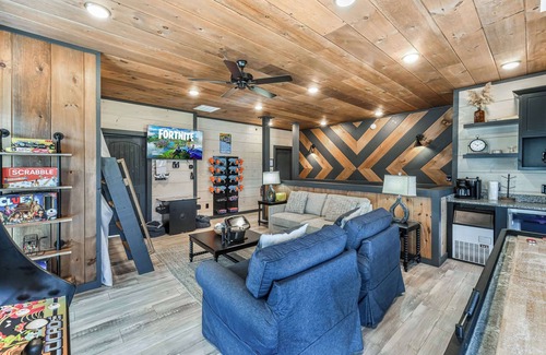 Sevierville Ski Chalet | Sleeps 18 | Heated Pool | Hot Tub | Mountain Views