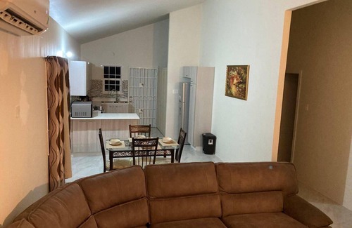 Discovery Bay House | Sleeps 4 With Free Parking, 15-min to Beach