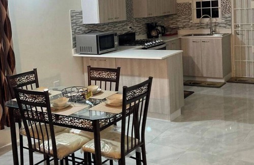 Discovery Bay House | Sleeps 4 With Free Parking, 15-min to Beach