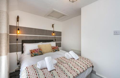 Margam Apartment | Sleeps 6 - 3 Doubles - 2 Baths - Free Parking