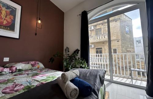 Gzira House | Sliema Central with Balcony Airconditioned and Comfortable Self Check IN
