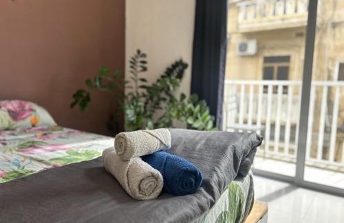 Gzira House | Sliema Central with Balcony Airconditioned and Comfortable Self Check IN