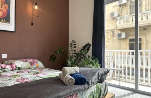 Gzira House | Sliema Central with Balcony Airconditioned and Comfortable Self Check IN