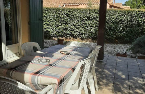 Eyguieres House | Small house in a residence.