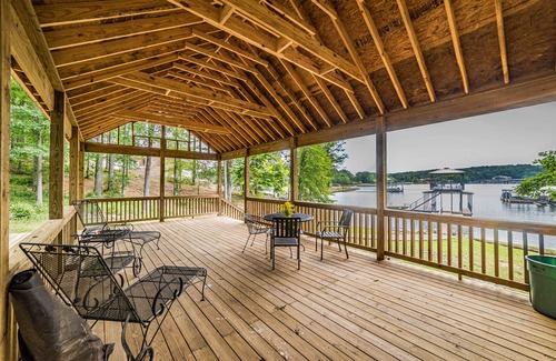 Crane Hill House | Smith Lake ,Off I65,Sleeps 25, Rocket Fiber Internet! Deep Water, Pets Ok.