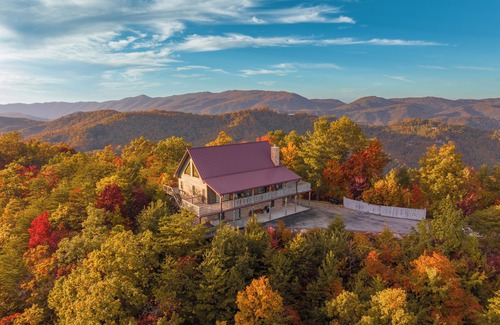 Gatlinburg - Pigeon Forge Ski Chalet | Smoky Mountain Summit, Amazing Mountain Views, $685 FREE tickets each paid day!