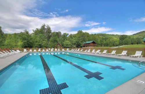 Gatlinburg - Pigeon Forge Ski Chalet | Smoky Mountain Summit, Amazing Mountain Views, $685 FREE tickets each paid day!