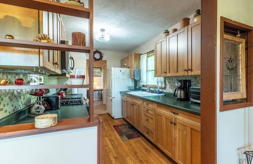 Sylva Cabin | Smoky Ridge Retreat – Cozy 2BR/2BA Cabin with Mountain Views & Creek Sounds