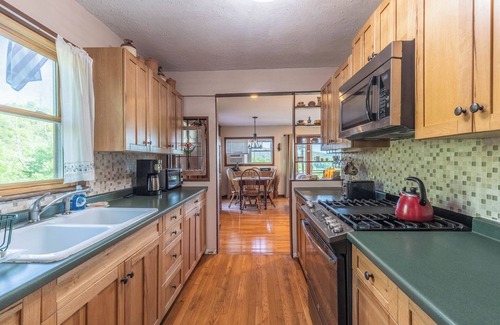 Sylva Cabin | Smoky Ridge Retreat – Cozy 2BR/2BA Cabin with Mountain Views & Creek Sounds