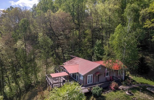 Sylva Cabin | Smoky Ridge Retreat – Cozy 2BR/2BA Cabin with Mountain Views & Creek Sounds