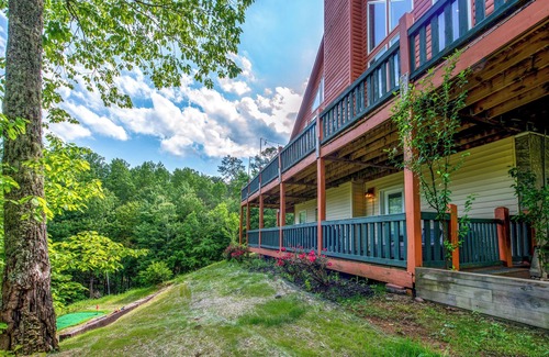 Gatlinburg - Pigeon Forge Cabin | Smoky's Bliss
