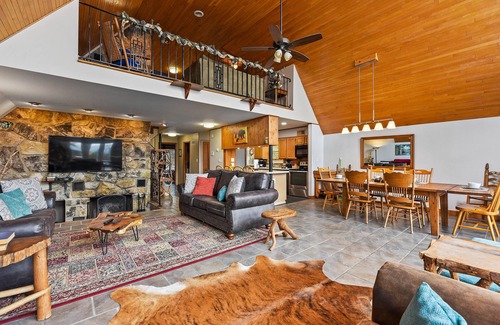 Gatlinburg - Pigeon Forge House | SmokyStays Private Pool Chalet