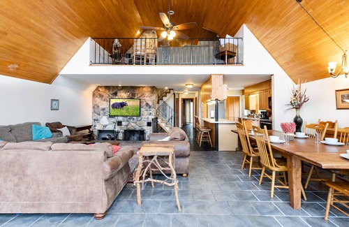 Gatlinburg - Pigeon Forge House | SmokyStays Private Pool Chalet