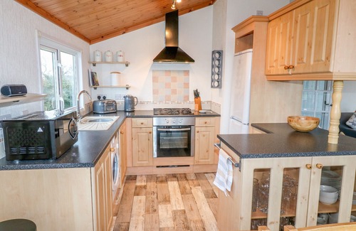 Looe Cottage | SMUGGLERS SHACK, family friendly, with pool in Polperro